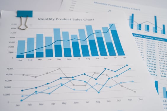 Infographic showcasing the benefits of B2B digital marketing, including lead generation and brand visibility